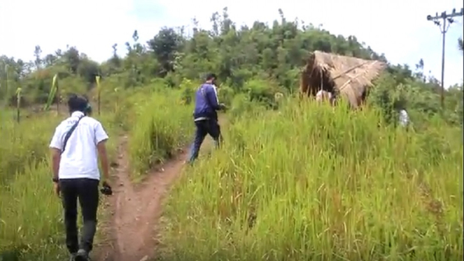 belajar online, cari sinyal ke atas bukit (1)