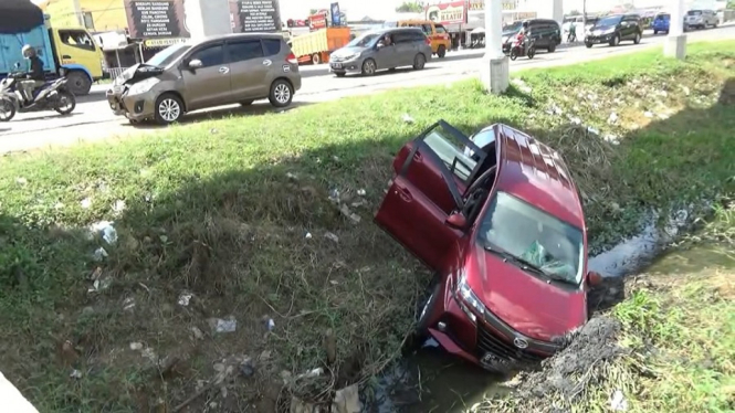 Hantam Ertiga di Jakabaring, Palembang, Xenia Masuk Parit Sedalam 3 Meter