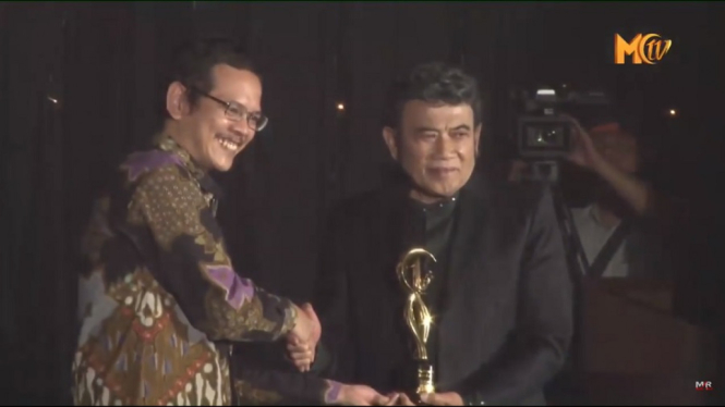 Momen Saat Raja Dangdut Rhoma Irama Raih Penghargaan Moeslim Choice Artist Award (Foto Tangkap Layar Youtube)