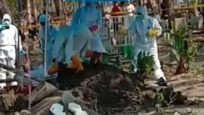 Video Viral Detik-Detik Petugas Pemakaman Jenazah Covid-19 Ikut Terkubur (Foto Tangkap Layar Video Instagram)