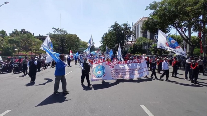 Ratusan Buruh di Jawa Timur Kembali Berunjuk Rasa Tolak Omnibus Law