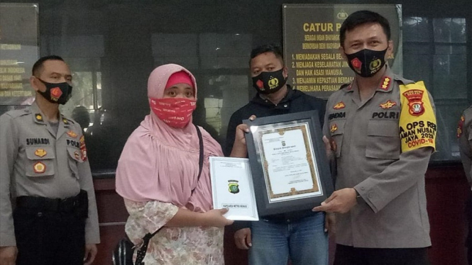 Emak-Emak Driver Ojol yang Sukses Lawan Begal Diganjar Penghargaan dari Polisi (Foto Humas Polres Bekasi)