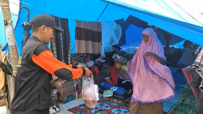 Relawan Salurkan Daging Kurban ke Ribuan Pengungsi Banjir di Luwu Utara Sulsel