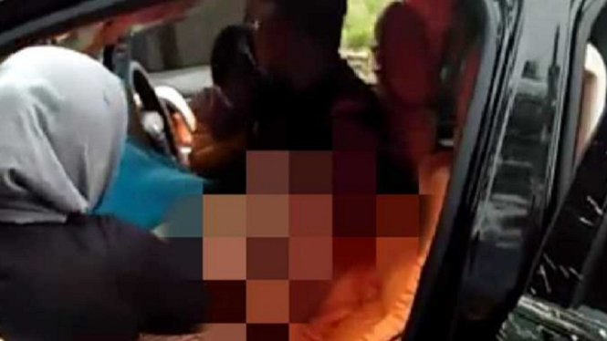 Video Viral Istri Anggota DPRD Gerebek Suami Tengah Selingkuh dalam Mobil, Ini Kata Polisi (Foto Tangkap Layar Video)