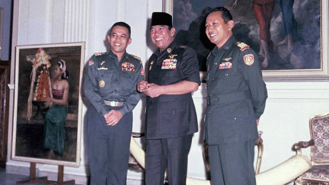 Momen Saat Bung Karno, Jenderal AH Nasution dan Pak Harto Berfoto Bersama (Foto Dok. Perpusnas)