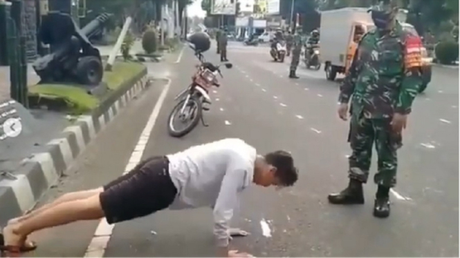 Viral, Cowok Ganteng Dihukum Push-up, Netizen: Bercinta dengan Aspal (Foto Tangkap Layar Video Instagram)