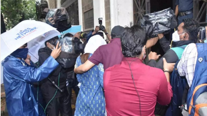 Rhea Chakraborty Tiba di Kantor Polisi Untuk Diminta Keterangan Terkait Kematian Sushant (Foto TOI)