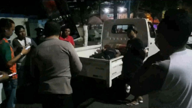 bawa jenazah di bak mobil terbuka, warga kaget