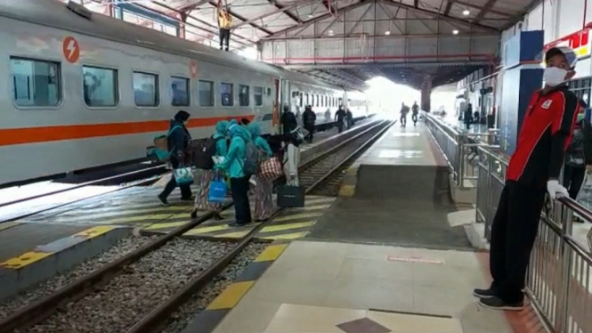 Seorang calon penumpang di Stasiun Madiun, Jawa Timur, dilarang naik kereta api karena kedapatan hasil rapid test dinyatakan reaktif covid-19. Manajer Humas KAI