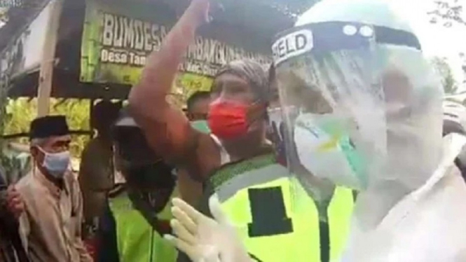 Viral Warga Usir Petugas Medis Ber-APD di Bekasi, Ini Kata Polisi (Foto Tangkap layar Video)
