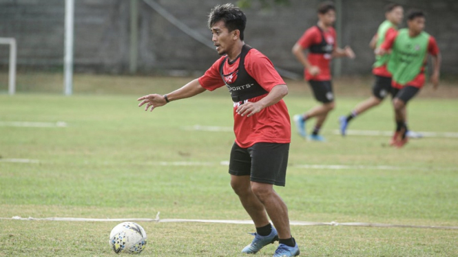 Gelandang bertahan Bali United Taufiq latih pemain muda