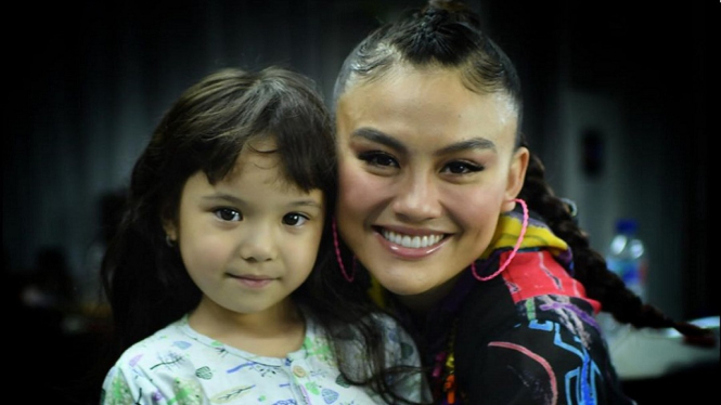 Gading Martin Pajang Foto Agnez Mo Bareng Gempi, Gisel Komentar Begini (Foto Instagram)