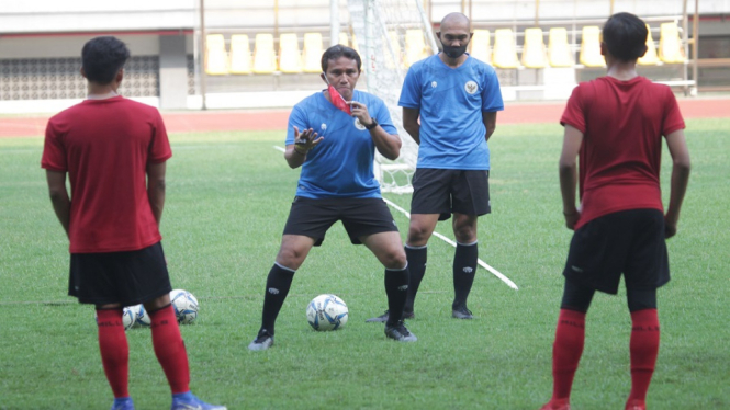 Pelatih Kepala Timnas Indonesia U-16 Bima Sakti Tukiman dan Marcus Horison