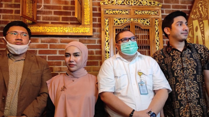 Medina Zein tambah kekuatan penngacara hadapi Irwansyah (foto Sudarmanto)