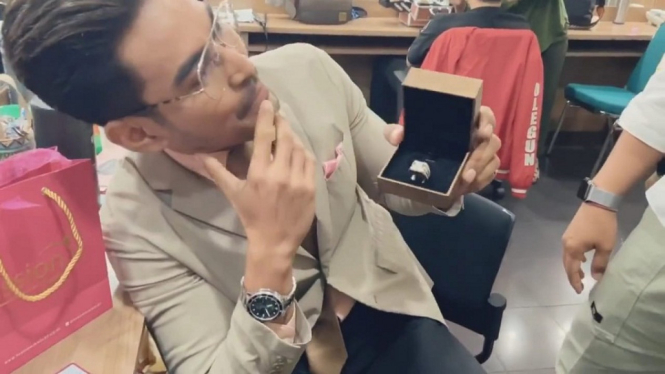 (Tangkap layar Robby Purba dengan kado cincin berlian/ video: Instagram)