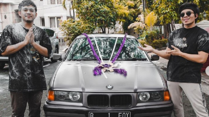 Royal Banget, Atta Halilintar Kasih Kado Mobil Klasik untuk Editornya (Foto: Instagram/@attahalilintar)