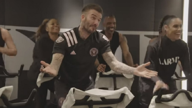 David Beckham Aerobik Sepeda Pakai Lagu Spice Girls, Begini Reaksi Victoria (Foto: YouTube/The Late Late Show With James Corden)