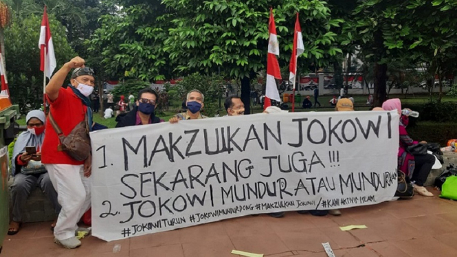 Penampakan Spanduk dan Poster 'Jokowi Mundur' di Acara Deklarasi KAMI (Foto Istimewa)