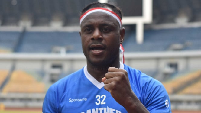 Bek tengah Persib Victor Igbonefo 1