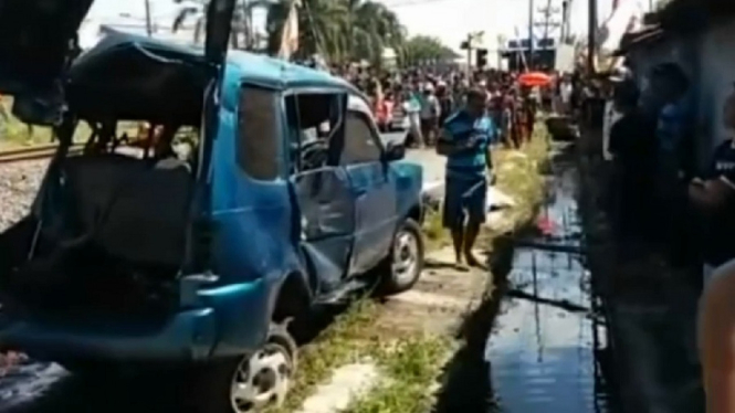 terlambat menutup pintu kereta, KA Sri tanjung tabrak minibus