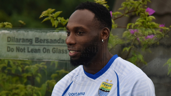 Penyerang PERSIB Geoffrey Castillion Tertahan di Belanda 1 - Copy