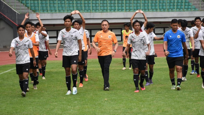 Ketum PSSI lari bareng pemain Timnas U-16 di Bekasi