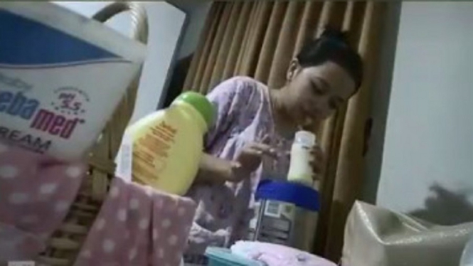 Video Viral ART Meludahi Botol Bayi Saat Disuruh Majikan Bikin Susu, Netizen Menghujat (Foto Tangkap Layar Video Instagram)