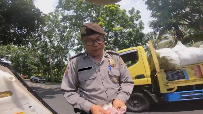 Videonya Viral, Polisi yang Minta Rp 1 Juta Saat Tilang Turis Jepang Terancam Dipecat (Foto Tangkap layar Video Youtube)