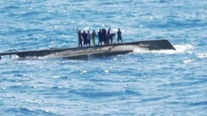 DITERJANG GELOMBANG LAUT.BABEL