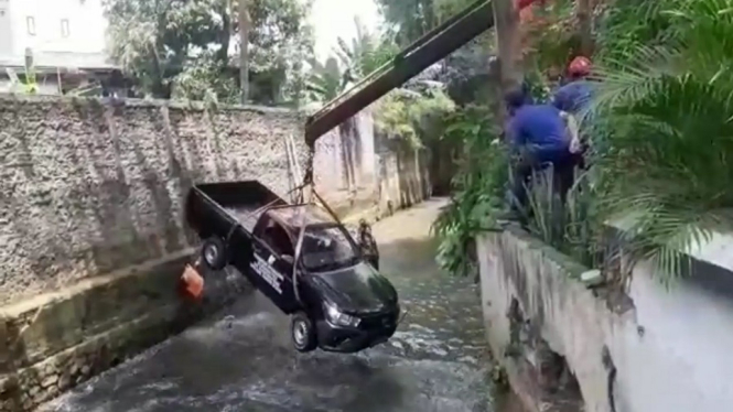 KelurahanMobil Operasional Kelurahan Pulo Jaksel Terjun ke Kali Krukut