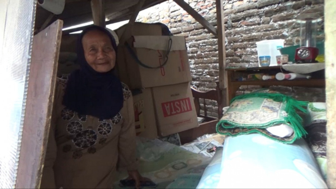 Miris, Nenek Sebatang Kara Tinggal di Gubuk Tak Layak Huni