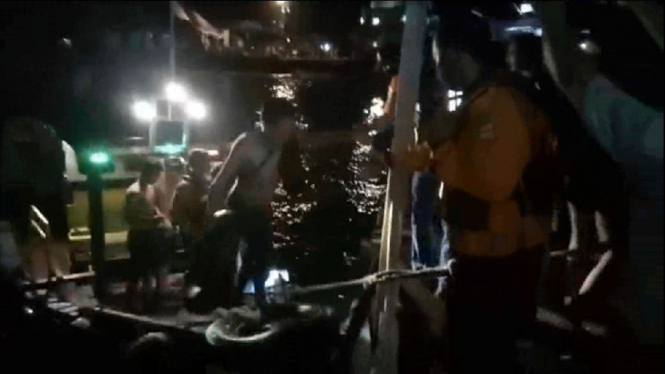 evakuasi nelayan kapal tenggelam-Lampung