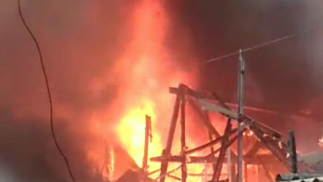 Lima Rumah dan 6 Bajaj di Kota Bambu Selatan Jakbar Ludes Dilalap Api