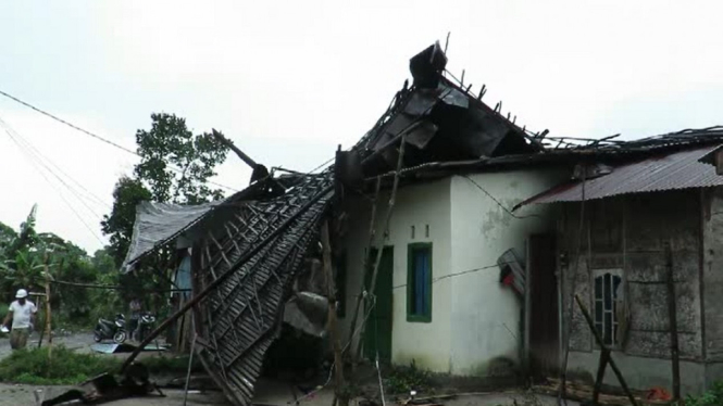 Angin Puting Beliung Rusak Puluhan Rumah di Toba Sumut