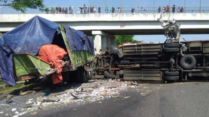 Kecelakaan Maut, 4 Orang Tewas dan 11 Orang Luka-luka Saat Bus Tabrak Truk di Tol Cipali (Foto Istimewa)