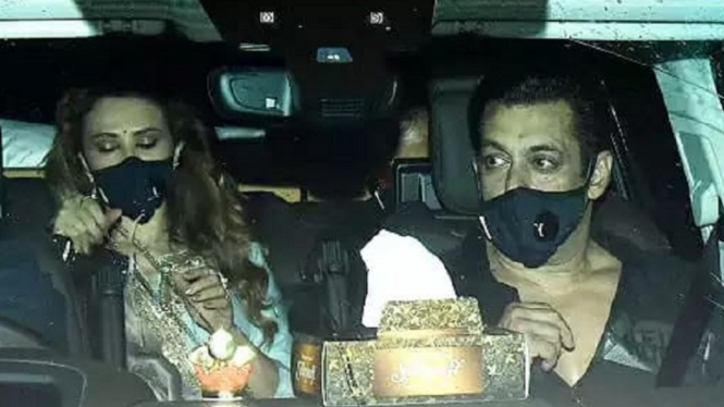 Salman Khan Tertangkap Paparazzi Tengah Berdua dengan Pacarnya, Lulia Vantur (Foto TOI)