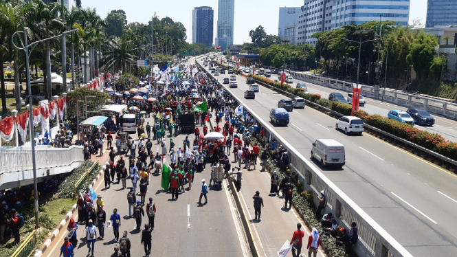 Buruh Demo di DPR Tolak PHK Akibat Pandemi Covid-19 dan RUU Omnibus Law