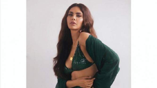 Esha Gupta Kembali Menghebohkan Dunia Maya dengan Postingan Terbarunya (Foto Instagram)