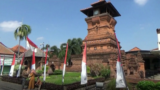 Masuk Komplek Makam Sunan Kudus, Peziarah Berjemur dan Senam Dulu