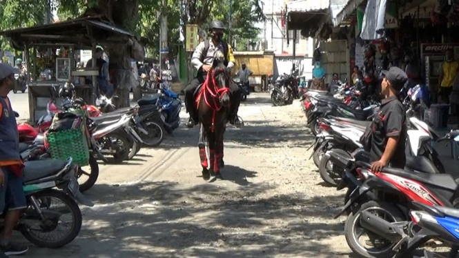 Polisi Berkuda Madiun Razia dan Hukum Warga Tanpa Masker