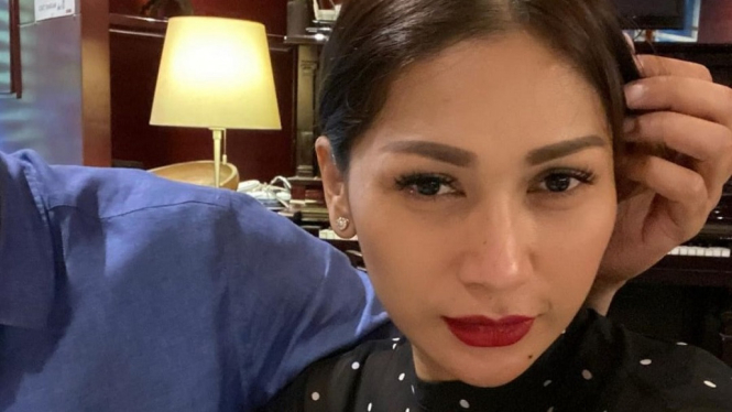 Tata Janeeta sedang berfoto mesra dengan seorang pria berinisial B, yang diduga bernama Brotoseno (foto instagram Tata Janeeta)