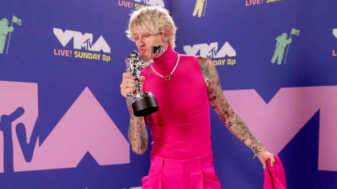 Raih Penghargaan di MTV VMA 2020, Machine Gun Kelly Bakal Ubah Warna Piala Jadi Pink (Foto: Twitter/@MTV)