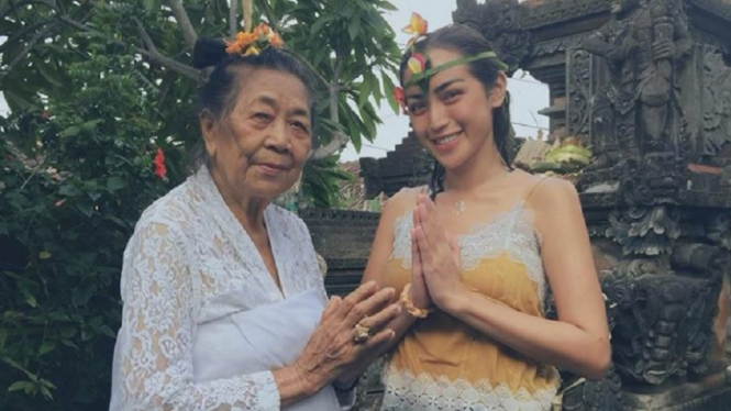 Memohon Berkat Tinggal di Bali, Jessica Iskandar Jalani Upacara Melukat (Foto: Instagram)