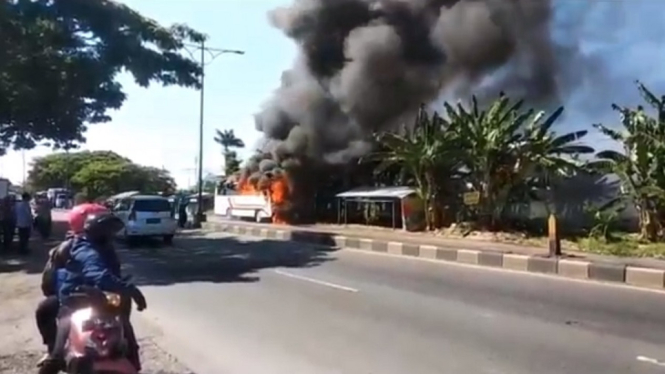 Bus Karyawan Ludes Terbakar di Jalur Pantura Kendal