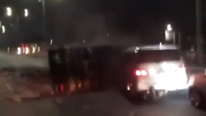 Kecelakaan Horor di Ruas Tol Cakung - Priuk, Penumpang Minibus Terpental Keluar (Foto Tangkap Layar Video Instagram)
