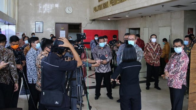 Banyak Pelanggaran Jaga Jarak, Kemendagri, KPU dan Bawaslu Gelar Rakor Evaluasi (Foto Puspen Kemendagri)