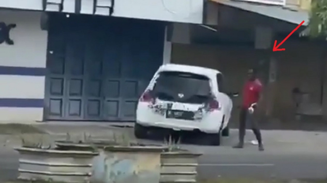 Video Viral Pria Kurang Waras Mengamuk Sambil Bawa Parang, 2 Mobil Rusak Ditebas (Foto Tangkap Layar Video Instagram)