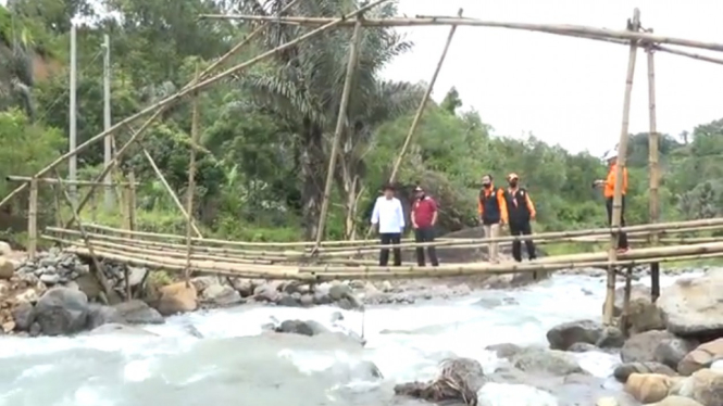 puluhan tahun gunakan jembatan bambu-toraja