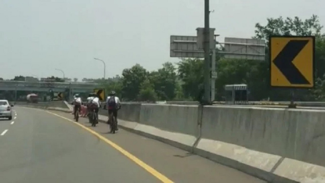 Video Viral Rombongan Pesepeda Masuk Tol Jagorawi, Ini Kata PT Jasa Marga (Foto Tangkap Layar Video Twitter)