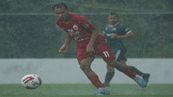 Persija Jakarta vs PS Tira Persikabo 1-0 Hujan lebat